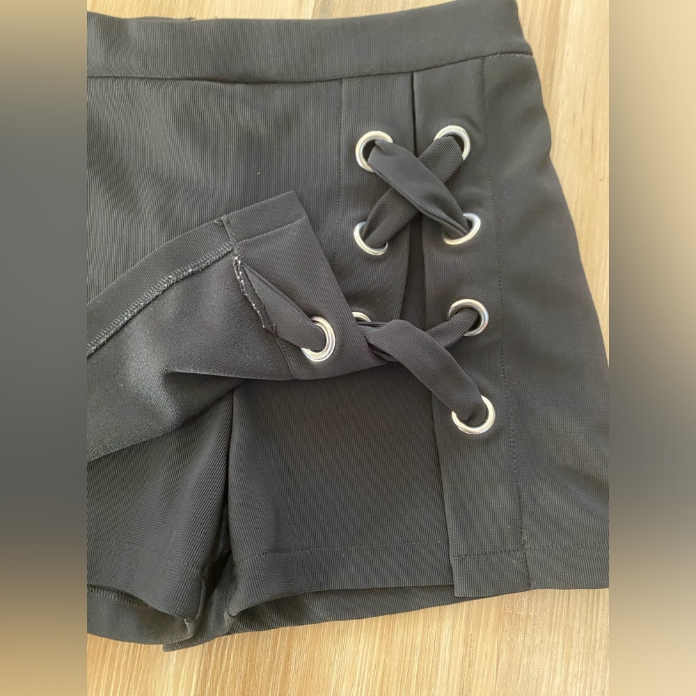 ๐ฅ๐ฅ90โs Alanis Morissette Black Girlhood-Rock Skort by Forever 21 - Picture 2 of 7